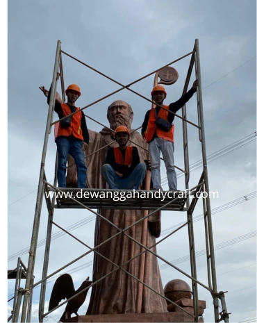 pemasangan patung santo benediktus tembaga di BSD city